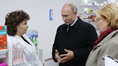 Президент РФ Владимир Путин во время посещения аптеки в Санкт-Петербурге. Архивное фото Президент РФ Владимир Путин во время посещения аптеки в Санкт-Петербурге. Архивное фото