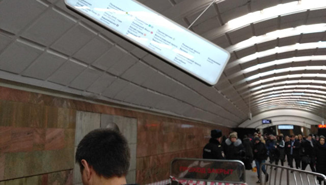 В Москве на платформе станции метро "Сходненская" оборвалось табло 