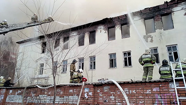 В МЧС назвали возможную причину пожара в заброшенном здании в центре Самары 