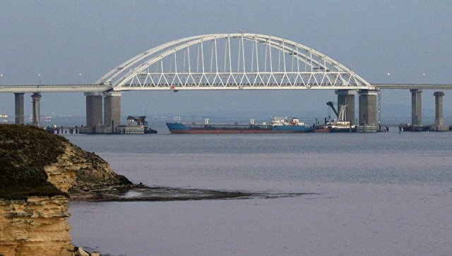 Керченский пролив, соединяющий Черное и Азовское моря, закрыли для прохода гражданских судов в целях безопасности из-за провокации кораблей украинских ВМС