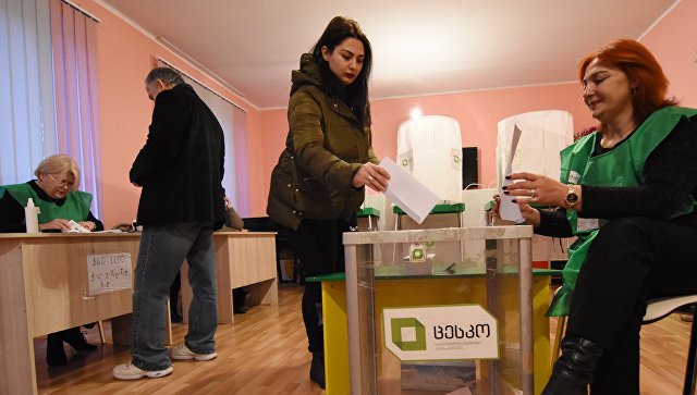 Местные жители голосуют на выборах президента Грузии на одном из избирательных участков в Тбилиси. 28 ноября 2018