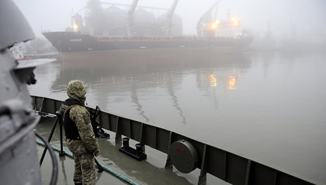 Украинский военный на борту судна Донбасс в Азовском море. Архивное фото