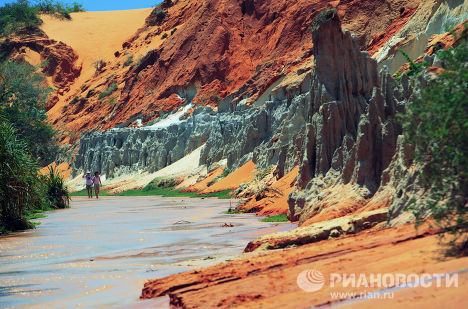 Красная река в местечке Муйне Красная река в местечке Муйне