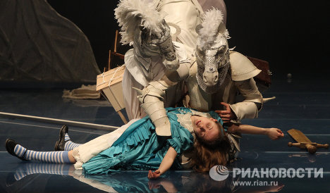 Предпремьерный показ спектакля Алиса в Зазеркалье Предпремьерный показ спектакля Алиса в Зазеркалье