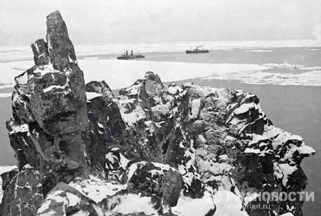 Ледокол Красин и пароход Свердловск в Арктике Ледокол Красин и пароход Свердловск в Арктике