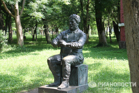 Памятник Александру Дюма в мегрельском городе Поти Памятник Александру Дюма в мегрельском городе Поти