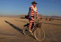 Участник фестиваля Burning Man в пустыне Блэк-Рок (Black Rock desert, пустыня Черной скалы) в штате Невада в США Участник фестиваля Burning Man в пустыне Блэк-Рок (Black Rock desert, пустыня Черной скалы) в штате Невада в США