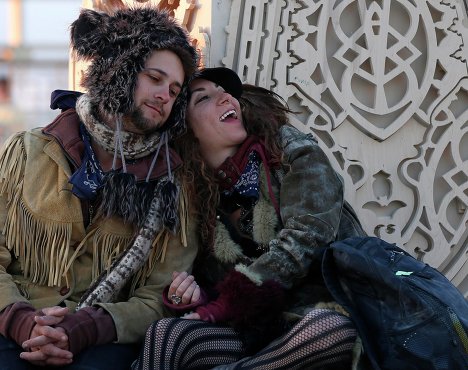 Участники фестиваля Burning Man в пустыне Блэк-Рок (Black Rock desert, пустыня Черной скалы) в штате Невада в США Участники фестиваля Burning Man в пустыне Блэк-Рок (Black Rock desert, пустыня Черной скалы) в штате Невада в США