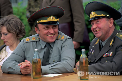Министр обороны РФ Павел Грачев и командующий воздушно-десантными войсками РФ Евгений Подколзин Министр обороны РФ Павел Грачев и командующий воздушно-десантными войсками РФ Евгений Подколзин