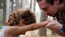 Занятие с ребенком с аутизмом в реабилитационном лагере. Архивное фото Занятие с ребенком с аутизмом в реабилитационном лагере. Архивное фото