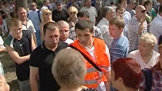 Сторонники Тимошенко устроили драку с коммунальщиками у здания суда Сторонники Тимошенко устроили драку с коммунальщиками у здания суда