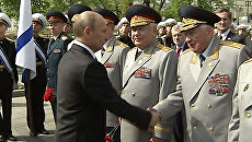 Путин возложил цветы к Вечному огню и поздравил с Днем Победы ветеранов Путин возложил цветы к Вечному огню и поздравил с Днем Победы ветеранов