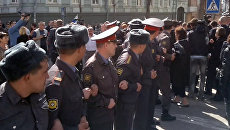 Полицейские живой цепью разделили голодающих в Астрахани и их оппонентов Полицейские живой цепью разделили голодающих в Астрахани и их оппонентов