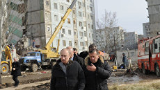 Премьер-министр РФ В.Путин побывал у частично обрушевшегося дома в Астрахани Премьер-министр РФ В.Путин побывал у частично обрушевшегося дома в Астрахани