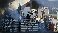 Две тысячи захватчиков пытаются занять пустующее здание в Окленде Две тысячи захватчиков пытаются занять пустующее здание в Окленде