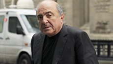 Борис Березовский возле здания лондонского Высокого суда Борис Березовский возле здания лондонского Высокого суда