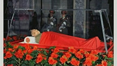 Тело корейского лидера Ким Чен Ира находится в усыпальнице Кымсусан, где похоронен его отец, бывший президент КНДР Ким Ир Сен Тело корейского лидера Ким Чен Ира находится в усыпальнице Кымсусан, где похоронен его отец, бывший президент КНДР Ким Ир Сен