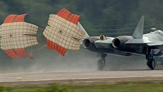 Истребитель Т-50 совершил аварийную посадку на авиасалоне МАКС-2011 Истребитель Т-50 совершил аварийную посадку на авиасалоне МАКС-2011