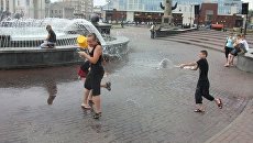 Липчане устроили Водную битву в главном фонтане города Липчане устроили Водную битву в главном фонтане города