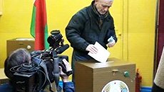 Жители Белоруссии голосуют на выборах президента Жители Белоруссии голосуют на выборах президента