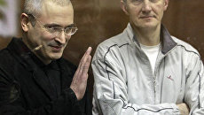 Ходорковский и Лебедев в зале суда улыбались журналистам Ходорковский и Лебедев в зале суда улыбались журналистам