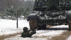Женщины кидают гранаты, стреляют из автомата и бросаются под танк Женщины кидают гранаты, стреляют из автомата и бросаются под танк