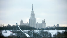Воробьевы горы и здание МГУ. Архивное фото Воробьевы горы и здание МГУ. Архивное фото