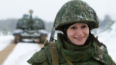 Военнослужащая во время учений. Архивное фото Военнослужащая во время учений. Архивное фото