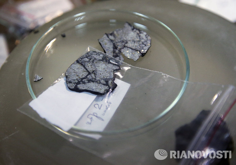 Осколок чебаркульского метеорита в лаборатории Института геохимии и аналитической химии им. В.И.Вернадского Осколок чебаркульского метеорита в лаборатории Института геохимии и аналитической химии им. В.И.Вернадского