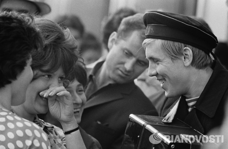 Спектакль Десять дней, которые потрясли мир американского журналиста Джона Сайласа Рида Спектакль Десять дней, которые потрясли мир американского журналиста Джона Сайласа Рида