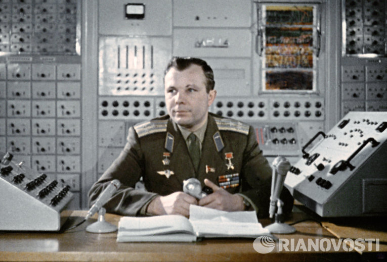 Ю. Гагарин на командном пункте тренажера Ю. Гагарин на командном пункте тренажера