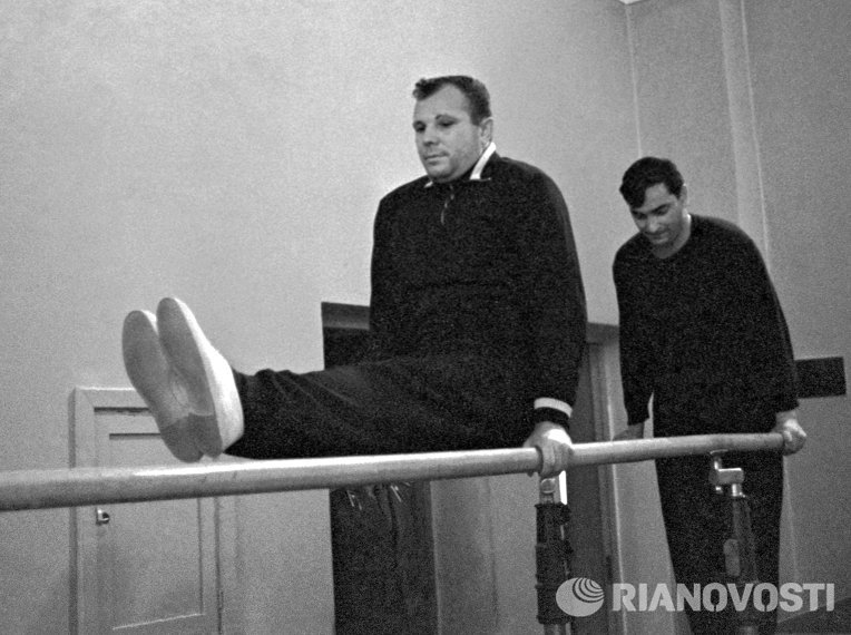 Ю.Гагарин и В.Быковский во время занятий гимнастикой Ю.Гагарин и В.Быковский во время занятий гимнастикой