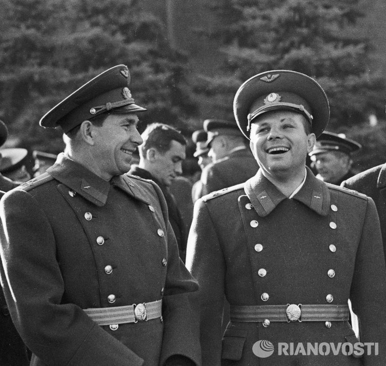 Космонавты Беляев и Гагарин на Красной площади Космонавты Беляев и Гагарин на Красной площади