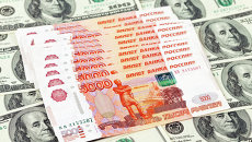 Российские рубли на фоне американских долларов, архивное фото Российские рубли на фоне американских долларов, архивное фото