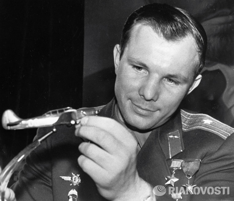 Гагарин рассматривает модель спортивного самолета Гагарин рассматривает модель спортивного самолета