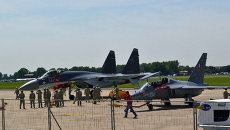 Су-35С (слева) и Як-130 (справа) на выставке в Ле Бурже Су-35С (слева) и Як-130 (справа) на выставке в Ле Бурже