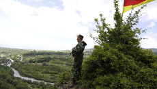 Пограничник на грузино-южноосетинской границе. Архивное фото Пограничник на грузино-южноосетинской границе. Архивное фото