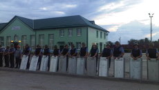 Полиция охраняет вокзал Пугачева от местных жителей, пришедших перекрыть железную дорогу Полиция охраняет вокзал Пугачева от местных жителей, пришедших перекрыть железную дорогу