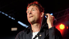 Солист британской рок-группы Blur Деймон Албарн на музыкальном фестивале Пикник Афиши Солист британской рок-группы Blur Деймон Албарн на музыкальном фестивале Пикник Афиши