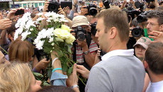 Навального в Москве встречали бойцы ОМОНа и сторонники с цветами Навального в Москве встречали бойцы ОМОНа и сторонники с цветами