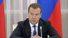 Медведев призвал упростить получение электронных госуслуг Медведев призвал упростить получение электронных госуслуг