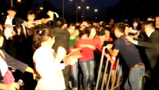 Толпа взяла штурмом сцену и устроила погром во время концерта в Алма-Ате Толпа взяла штурмом сцену и устроила погром во время концерта в Алма-Ате