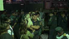 Вернувшиеся из Приамурья спасатели обнимали детей и уворачивались от журналистов Вернувшиеся из Приамурья спасатели обнимали детей и уворачивались от журналистов