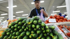 Продажа овощей на рынке Новосибирска, архивное фото Продажа овощей на рынке Новосибирска, архивное фото