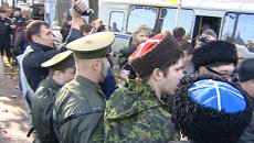 Задержанных после столкновений на ЛГБТ-акции в Петербурге увезли на автобусах Задержанных после столкновений на ЛГБТ-акции в Петербурге увезли на автобусах