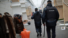 Сотрудники полиции на территории торгового центра Садовод в Москве. Архивное фото Сотрудники полиции на территории торгового центра Садовод в Москве. Архивное фото