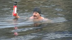 Баллон пены вместо факела: моржи Красноярска готовятся к эстафете огня Баллон пены вместо факела: моржи Красноярска готовятся к эстафете огня