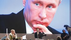 Журналист Мария Соловьенко (слева) задает вопрос президенту России Владимиру Путину на большой ежегодной пресс-конференции Журналист Мария Соловьенко (слева) задает вопрос президенту России Владимиру Путину на большой ежегодной пресс-конференции