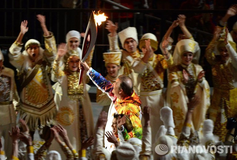 Олимпийский огонь зажгли рука об руку Владислав Третьяк и Ирина Роднина от факела, побывавшего в космосе. Олимпийский огонь зажгли рука об руку Владислав Третьяк и Ирина Роднина от факела, побывавшего в космосе.