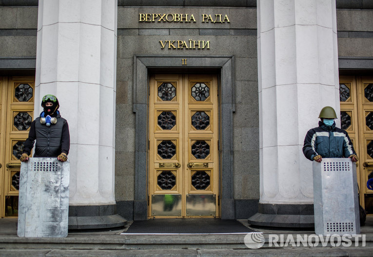 Сторонники оппозиции охраняют вход в здание Верховной Рады Украины в Киеве Сторонники оппозиции охраняют вход в здание Верховной Рады Украины в Киеве